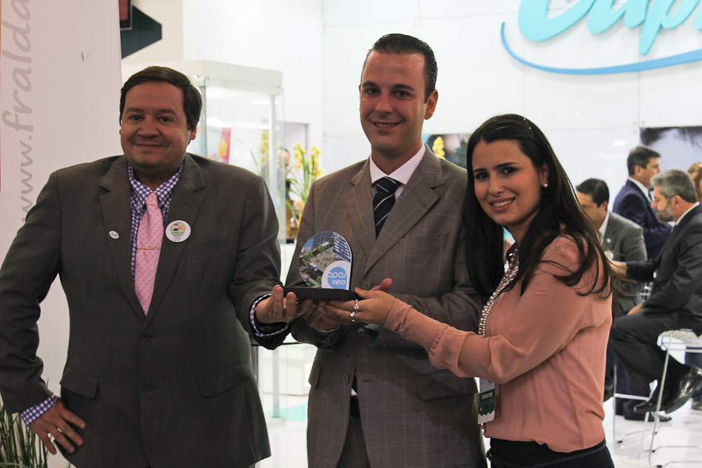 Da esquerda para a direita: João Vendemiati (gerente de trade), Dirceu Forti Filho (CEO da Fraldas Capricho) e Débora Juliani (gerente de marketing) segurando o premio recebido da APAS-Popai 2013.