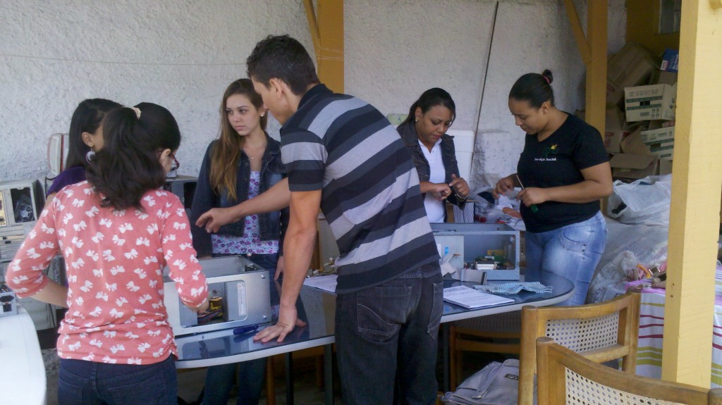 Estagiários do programa Capivari Digital participam de aula de hardware