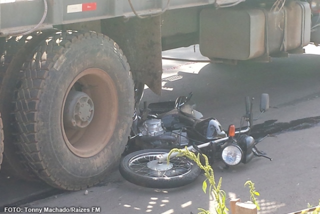 Moto entra em baixo do caminhão de cana deixa uma vitima fatal