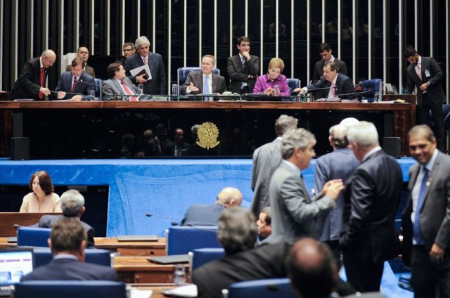 Senadores aprovam fim das coligações em eleições para vereadores e deputados