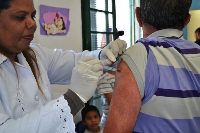 Paciente recebendo a dose da vacina.