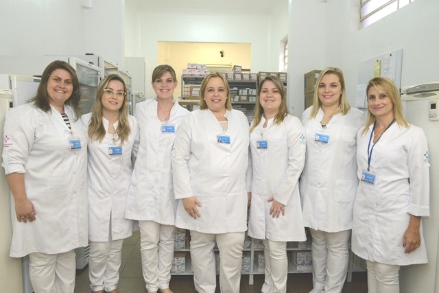 Equipe de farmacêuticas que atua na Santa Casa de Piracicaba