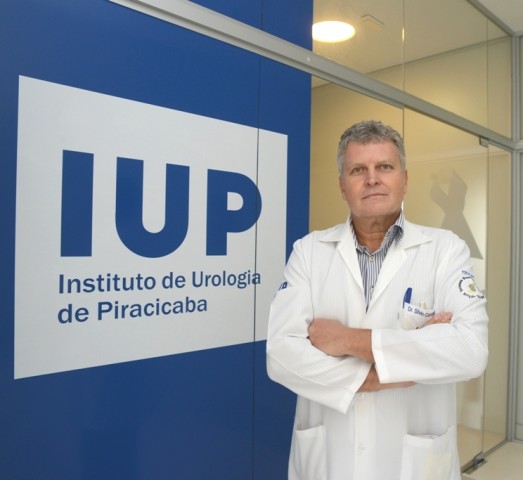 O urologista Silvio Cordeiro alerta sobre a importância do tratamento  