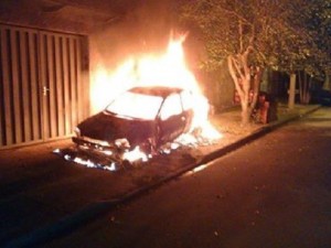 Ladrões põem fogo em um carro por não conseguir rouba-lo
