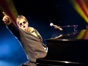 “Elton John Tribute”, com Maestro Rogério Martins, se apresenta em Salto