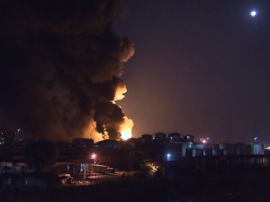 Combate ao incêndio que atinge área industrial de Santos segue nesta sexta