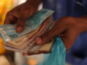 Governo propõe salário mínimo de R$ 854 em 2016