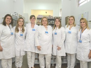 Equipe de farmacêuticas que atua na Santa Casa de Piracicaba