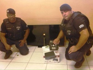 Guardas Civis reconhecem objetos roubados.