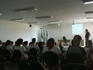 Prof. Aderbal Almeida Rocha, Coordenador do Cursinho Popular, ministrou aula inaugural em 11/04/2016.
